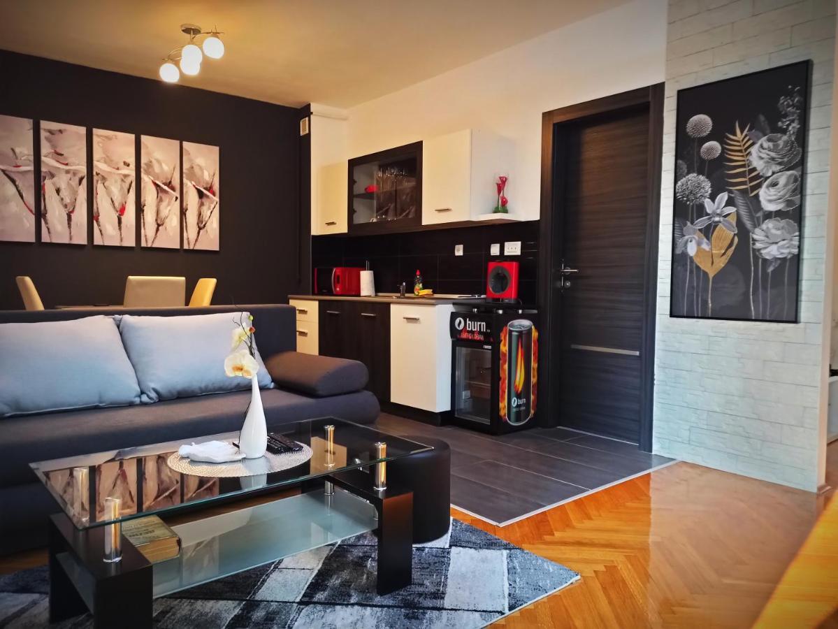 Apartman Aurelius - Private Parking Osijek Exterior photo